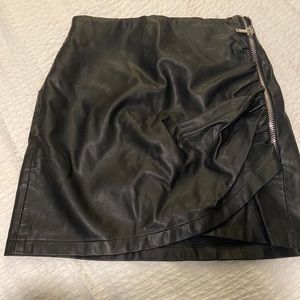 Zara Black leather skirt with ruched zipper on the side Size:S